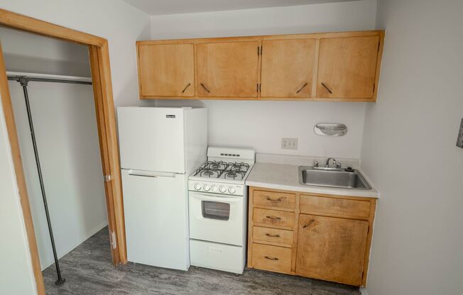 Studio, 1 bath, 400 sqft, $655, Unit 72-B04