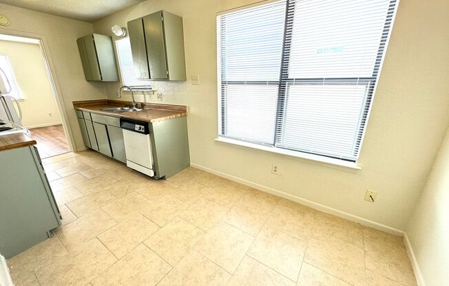 1 bed, 1 bath, $825, Unit Unit B