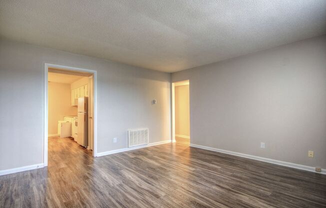 3 beds, 1.5 baths, 1,000 sqft, $1,125, Unit 1527-01