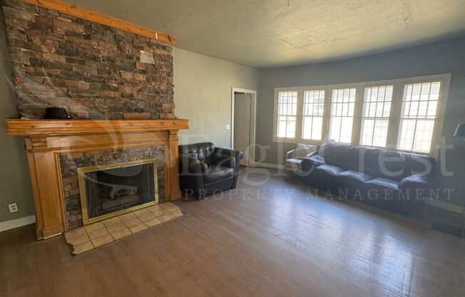 Large 8-Bedroom Home Across from Whitman College – Lawn Care Included