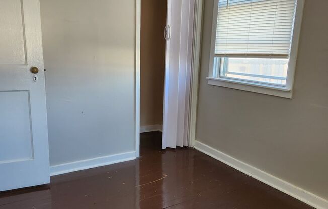 2 beds, 1 bath, $700, Unit 204