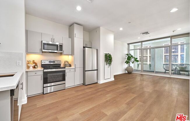 2 beds, 2 baths, 1,010 sqft, $3,050, Unit 404