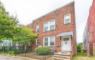 Wonderful! 2BR/1bth home in Columbia Heights. Nice Yard & Parking!!!