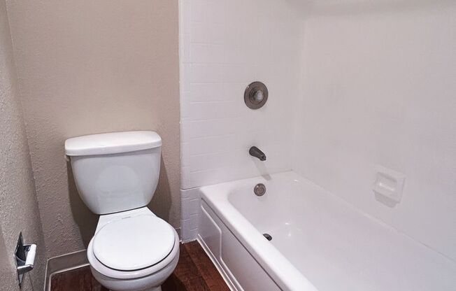 2 beds, 1 bath, 861 sqft, $1,715, Unit 99