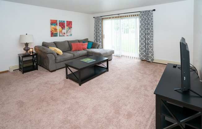 Living area at Nelson Estates Apartments,1815 Raleigh Ave, Kendallville, IN 46755