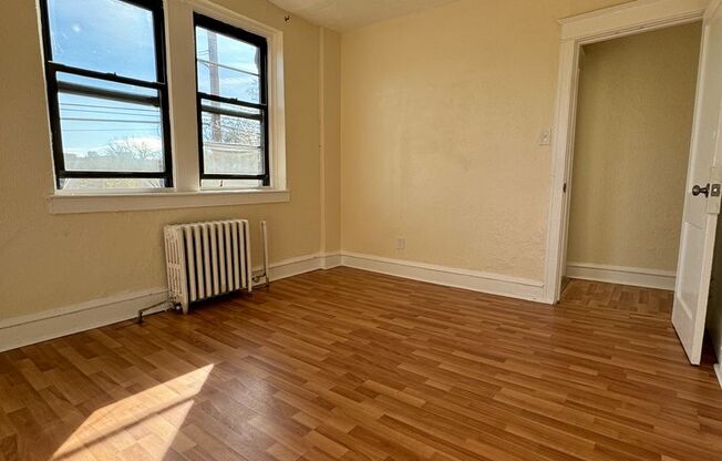 2 beds, 1 bath, $1,095, Unit H4