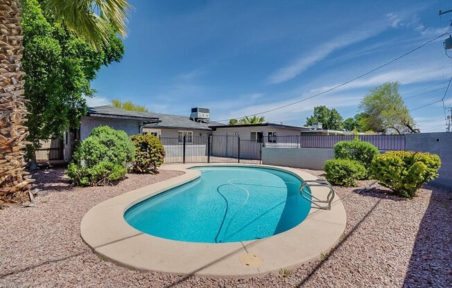 5 BEDROOM, 2 BATHROOM HOME WITH SPARKLING FENCED DIVING POOL MINUTES FROM ASU!