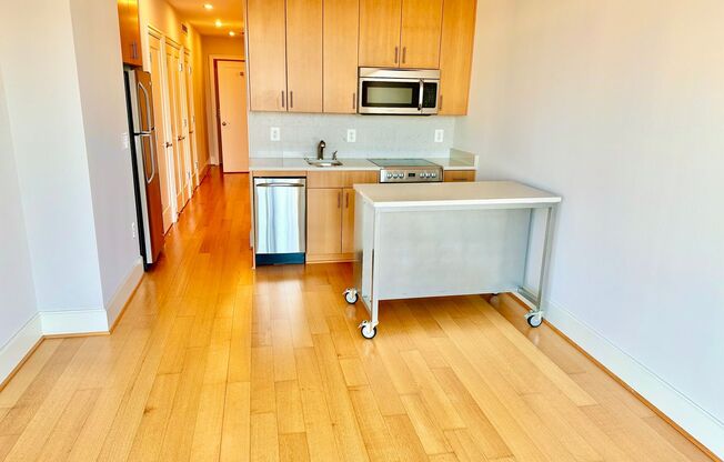 1 bed, 1 bath, $2,800, Unit 905