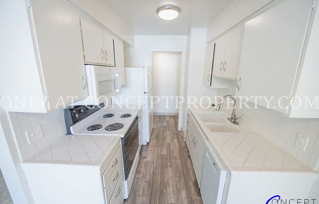 2 beds, 1 bath, 860 sqft, $1,299, Unit 13