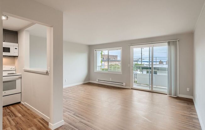Amazing One Bedroom With Peek-a-Boo View on Alki Beach!