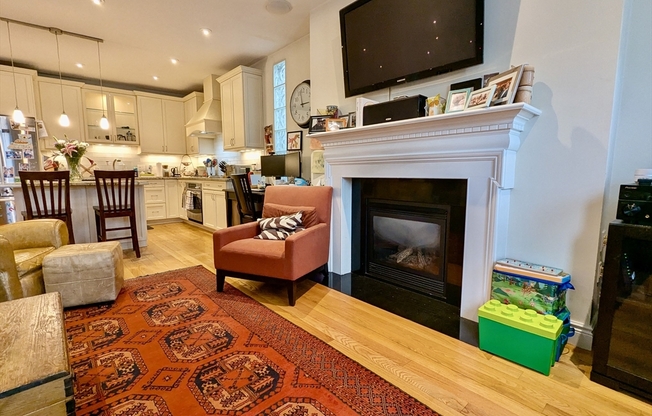 925 E BROADWAY