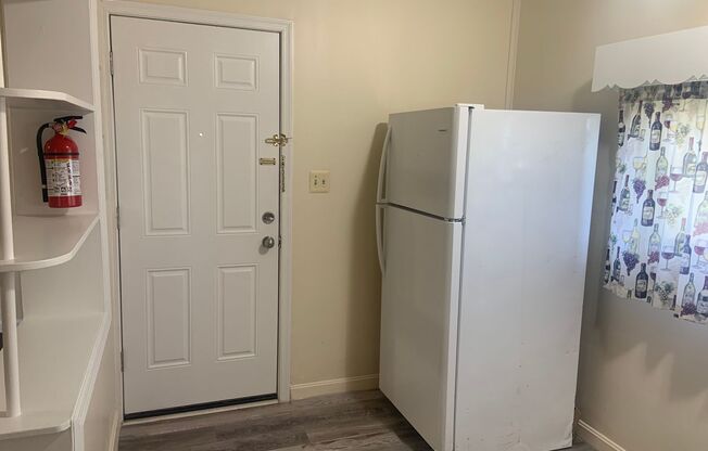 1 bed, 1 bath, $1,000, Unit B