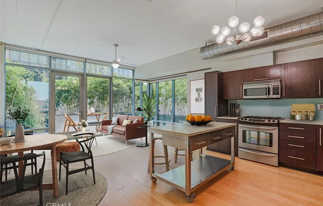 1 bed, 1 bath, 860 sqft, $3,000