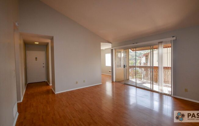 2nd Floor 3 bed/2 bath Condo!