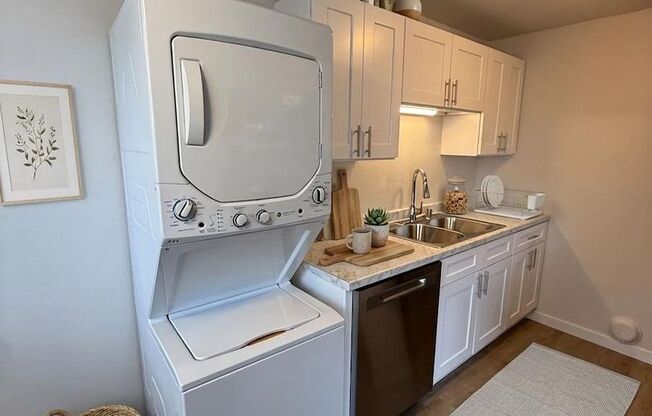 1 bed, 1 bath, 590 sqft, $1,395, Unit 924