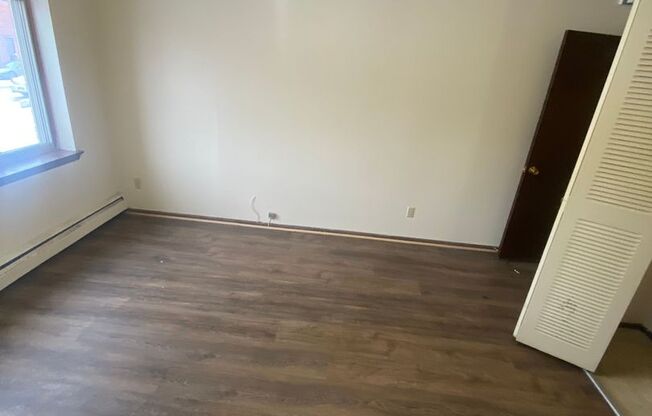 1 bed, 1 bath, 700 sqft, $899, Unit Custer-201