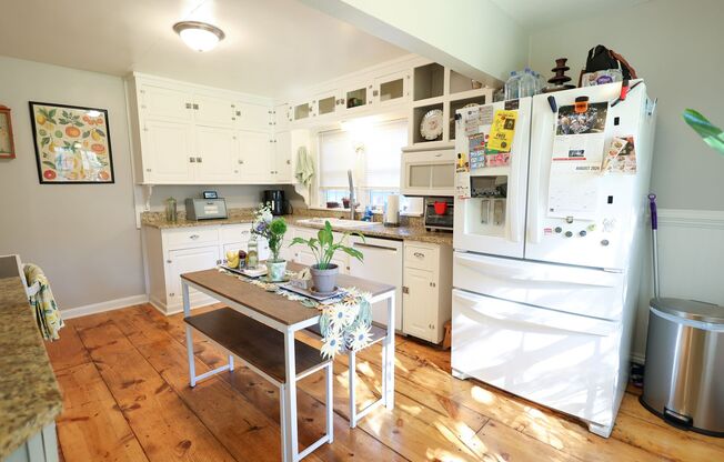 Beautifully Updated 4 bed house w/ fully fenced in yard **