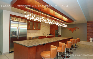 1007 N Interstate 35 Frontage Rd