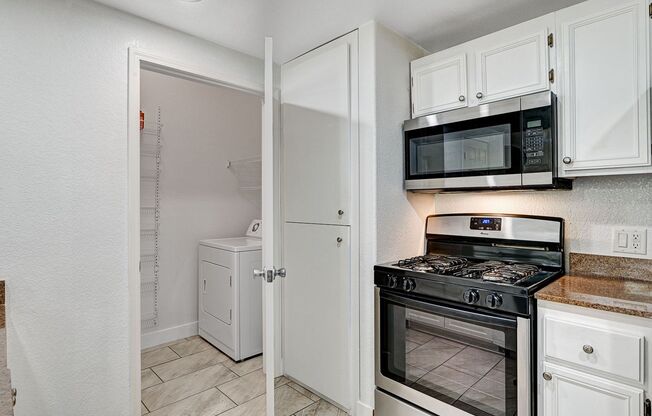 Adorable One Bedroom Walking Distance to Lone Mountain!