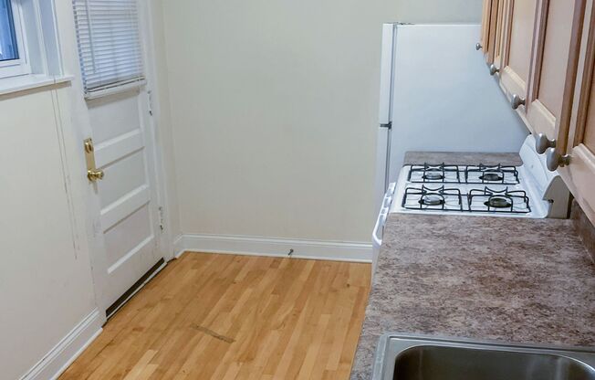 2 beds, 1 bath, 920 sqft, $2,150, Unit 2200-1