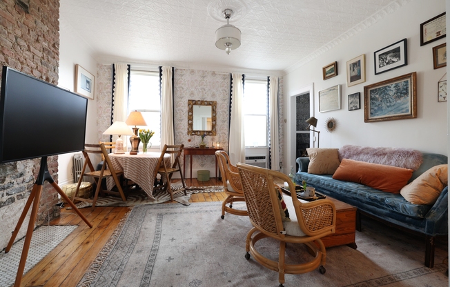 152 N 8 ST
