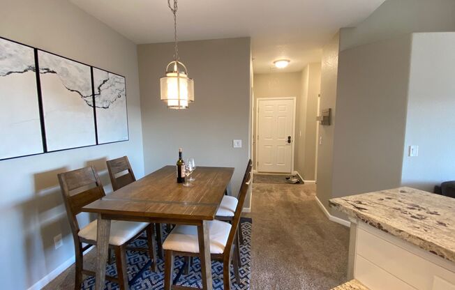 **Cozy Condo Available NOW** Minutes to Red Rocks!