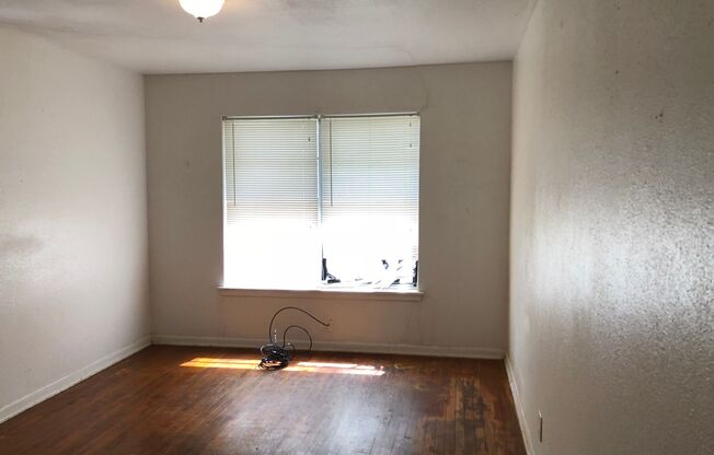 2 beds, 1 bath, $1,050