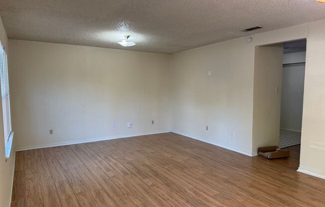805 SE 4th St #106, Grand Prairie, TX 75051