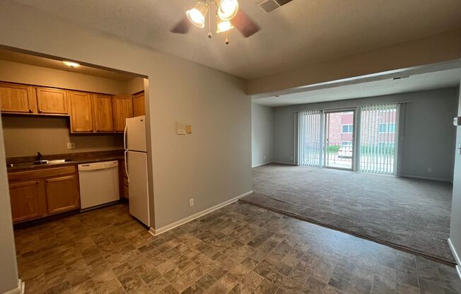 2 beds, 1.5 baths, 800 sqft, $875, Unit 4801 Claire #7