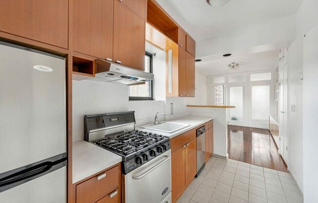 225 W 10 ST