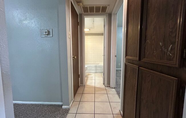 2 beds, 1 bath, 750 sqft, $700, Unit A