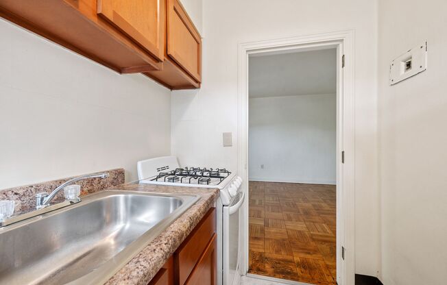 Studio, 1 bath, 304 sqft, $850, Unit 208