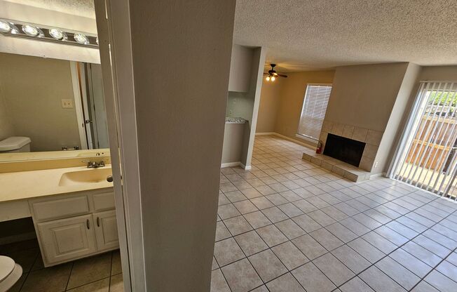 2 story condo, cov parking, patio, full washer & dryer connections