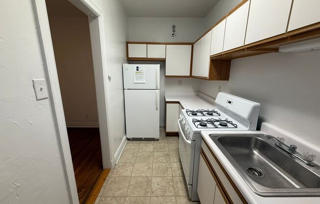 1 bed, 1 bath, 962 sqft, $1,510, Unit New King Edward  306