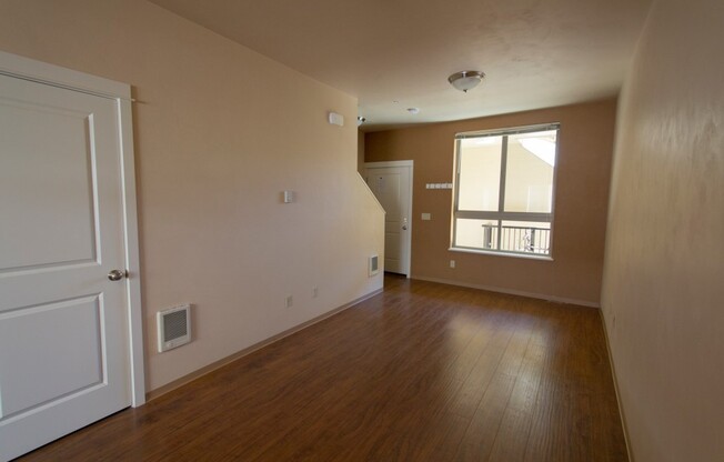 2 beds, 1.5 baths, 850 sqft, $1,700, Unit 28