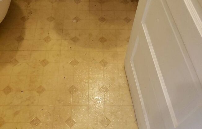 2 beds, 1 bath, $810, Unit O