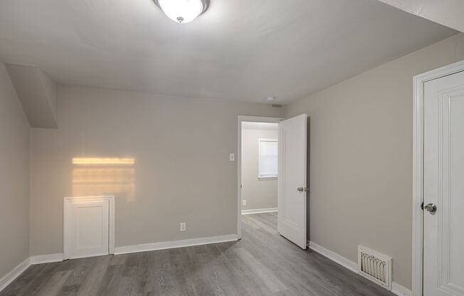 *** Bright 2 Bedroom Available Now with a Huge Yard!