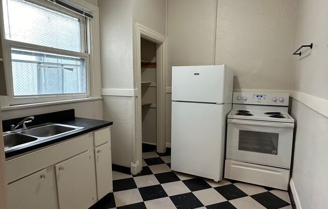 Studio, 1 bath, 275 sqft, $975, Unit 214