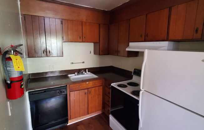 1 bed, 1 bath, $775, Unit C