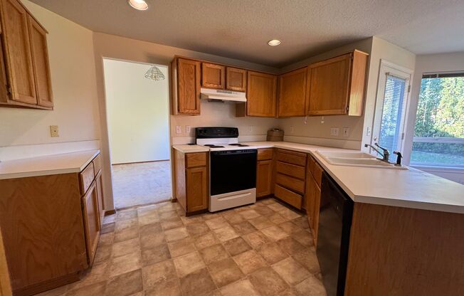 3 beds, 2.5 baths, $2,595