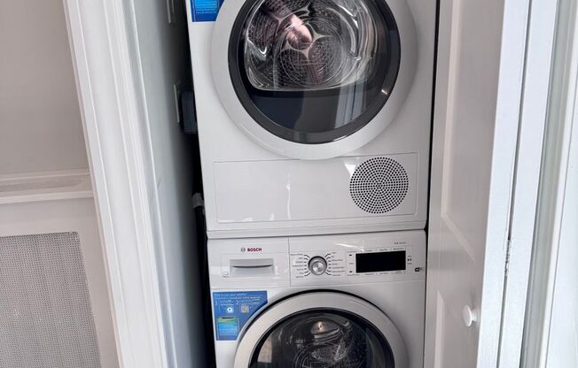 RENOVATED AND SUNNY STUDIO IN FENWAY WITH LAUNDRY IN-UNIT