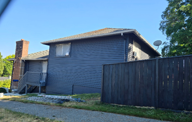 7703 27 AVE SW