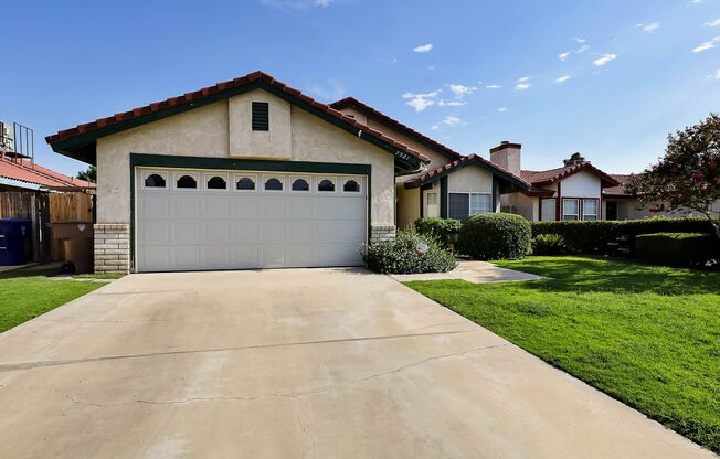 3 Bedrooms with an office in Southwest Bakersfield!!