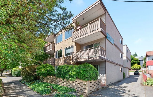 GRBR Greenbrier Apartments
