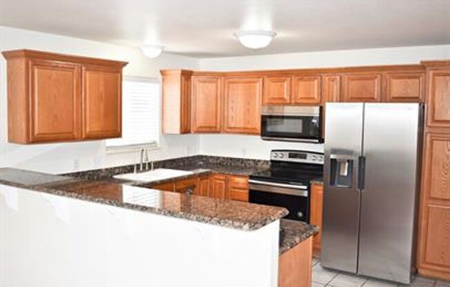3 beds, 2 baths, 1,090 sqft, $1,595, Unit C