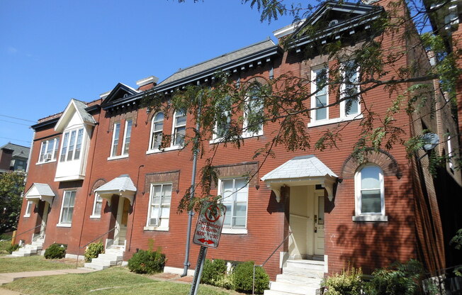 AVAILABLE NOW!! Updated 2bed 1bath!