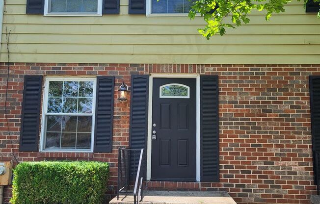 RARE 3-Bed Townhome in Fox Ridge Manor!