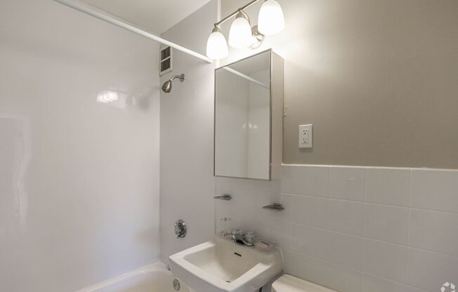 2 beds, 1 bath, $2,250, Unit 15-101