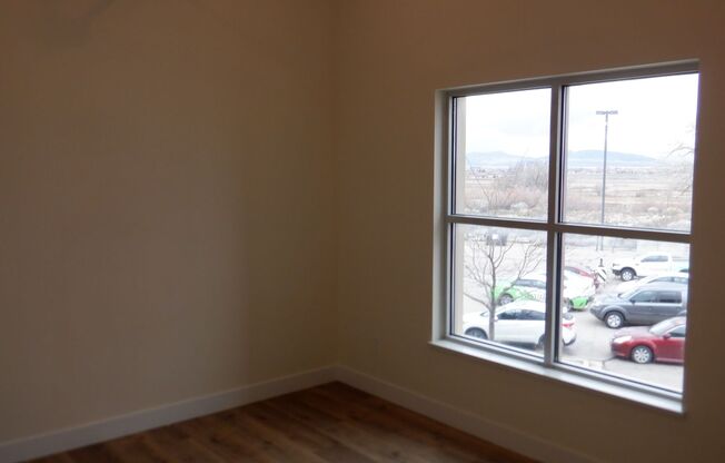 2 beds, 1 bath, $1,095