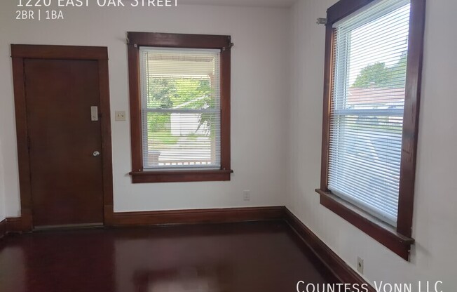 1220 E OAK ST
